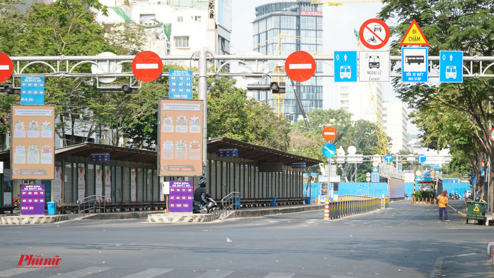 Trạm xe buýt Sài Gòn vắng tanh, chỉ có vài người lái xe ôm đứng chờ khách lỡ đường