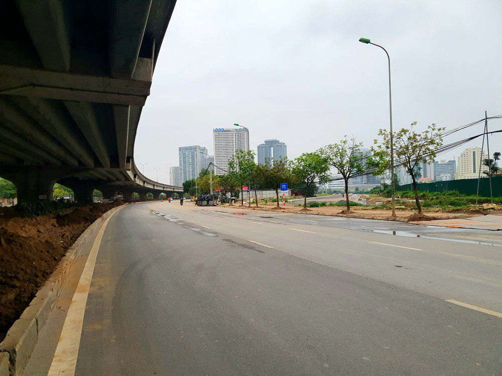Vào lúc 7g sáng ngày 1/4 tại đường vành đai 3, lượng xe cộ qua lại đã không còn mấy. Những ngày trước đó, Hà Nội đã thực hiện dừng các phương tiện công cộng và hôm nay là ngày đầu tiên dừng các phương tiện vận chuyển liên tỉnh khiến đường vành đai càng vắng hơn.