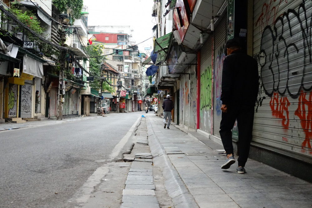 Đường vào phố tây Tạ Hiện cũng chỉ còn lác đác người đi bộ.