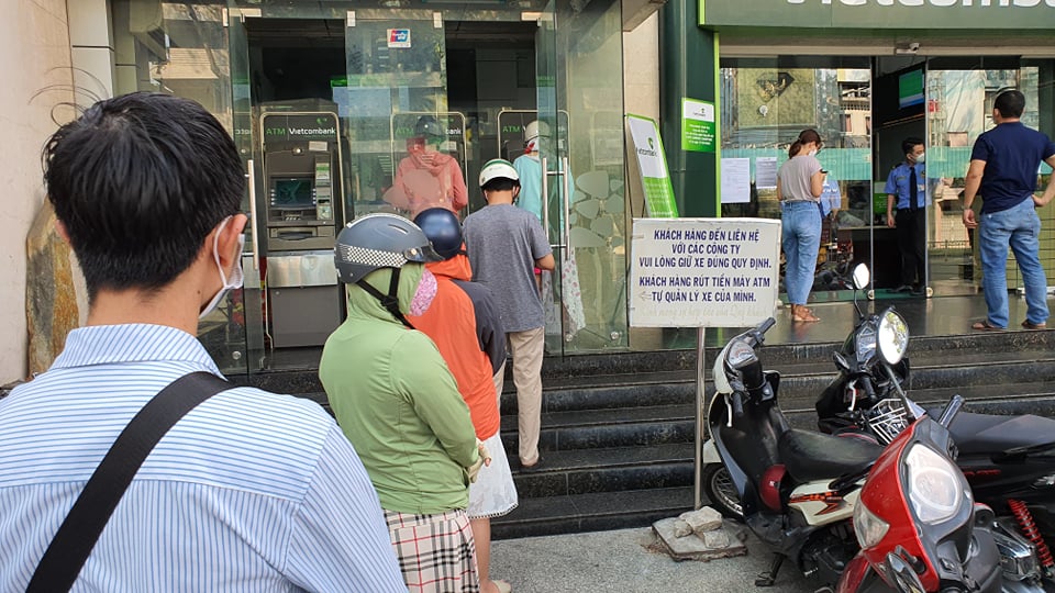 Người dân giữ khoảng cách khi đến chỗ công cộng - Ảnh: Minh Thanh