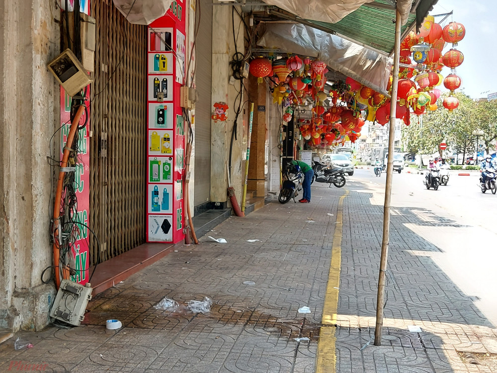 Hàng loạt cửa hàng ở “phố trang trí” đường Hải Thượng Lãn Ông hôm nay cũng đóng cửa để phòng dịch.