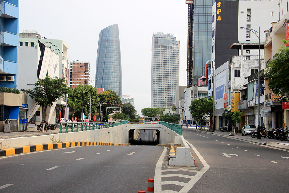 Tại Đà Nẵng, từ sáng ngày 1/4, không khí phố phường đã trầm lắng lại.