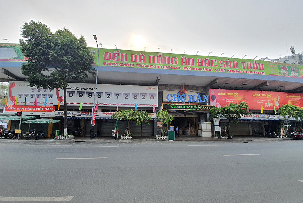 Chợ Hàn đóng cửa các gian hàng không thiết yếu - Ảnh: Hoàng Thanh Nhân