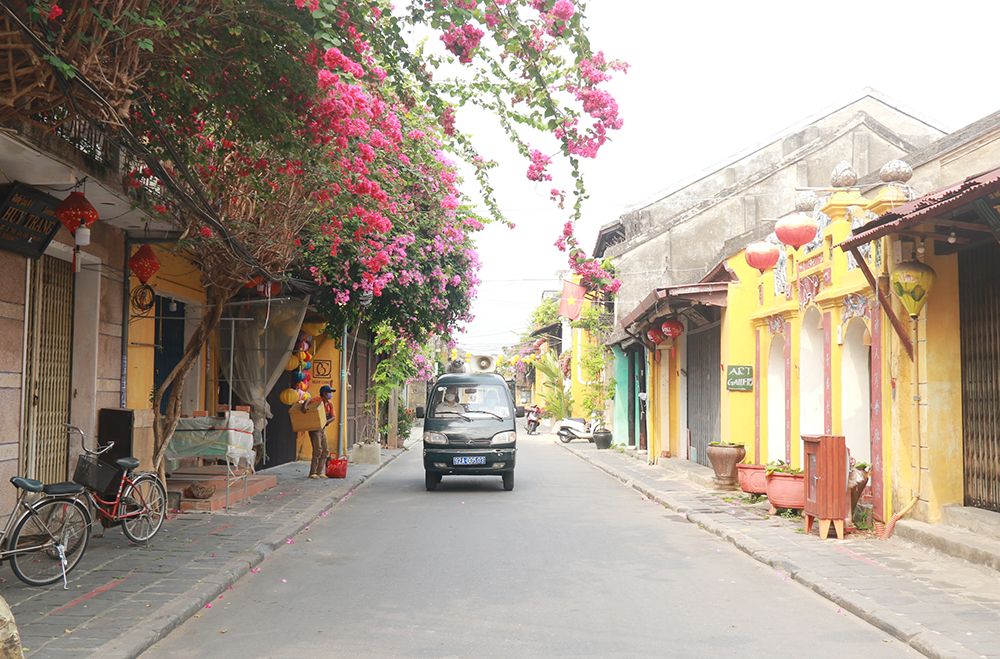 Xe tuyên truyền của chính quyền thành phố Hội An đi tuyên truyền cho người dân thực hiện việc cách ly xã hội và hạn chế tụ tập đông người.