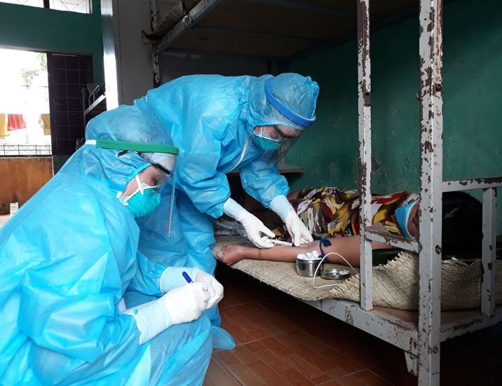 Hiện tại những công dân Việt Nam hồi hương qua Cửa khẩu quốc tế Cha Lo (Quảng Bình) những trường hợp nhập cảnh có dấu hiệu sốt phải lấy mẫu xét nghiệm gửi Viện Pasteur Nha Trang 