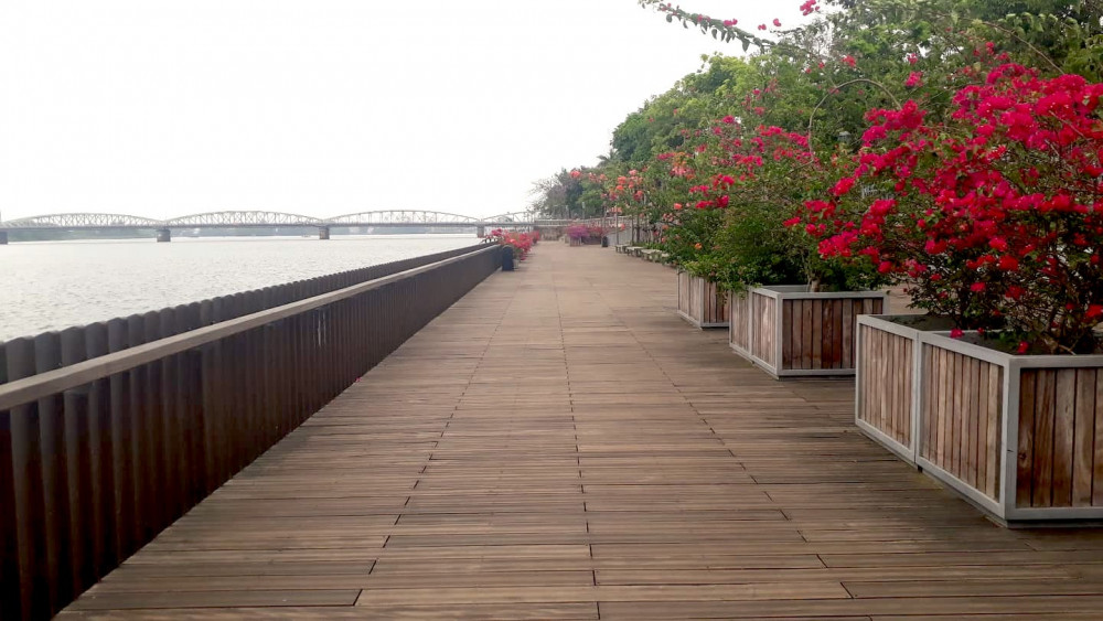 Chiếc cầu gỗ bên sông Hương vốn rất đông du khách đến dạo chơi, nay cũng im lìm
