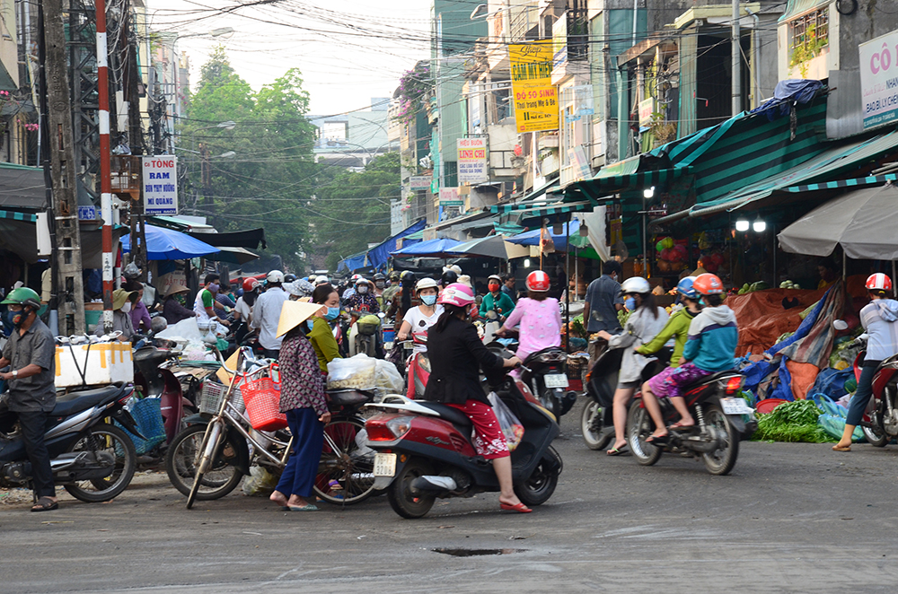sáng 1/4, các điểm chợ tại TP.Quảng Ngãi đông đúc từ rất sớm. Ghi nhận vào lúc 6g tại khu chợ trên đường Nguyễn Bá Loan (TP.Quảng Ngãi) đã có rất đông người dân mua sắm.