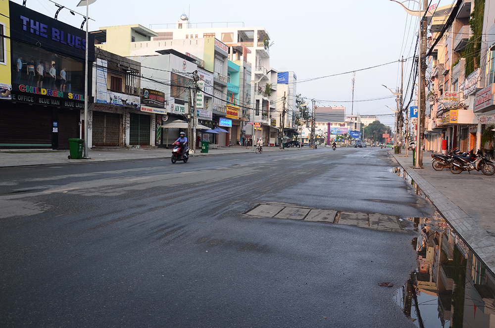 Đường Hùng Vương, con đường trung tâm của Quảng Ngãi vắng người qua lại - Ảnh: Nguyễn Dương