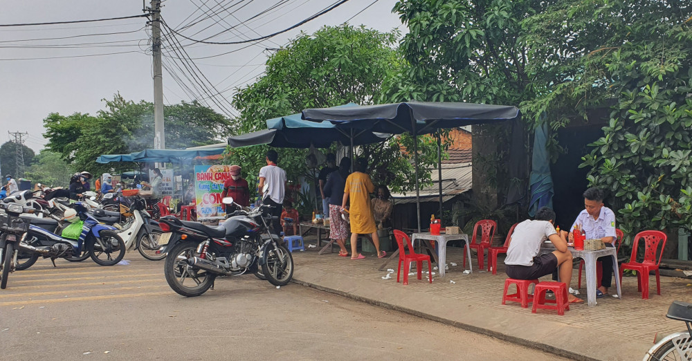 Tại TP. Tam Kỳ, Quảng Nam, một số hàng ăn vặt ven lề đường vẫn bán vào sáng 1/4 - Ảnh: Nguyễn Dương