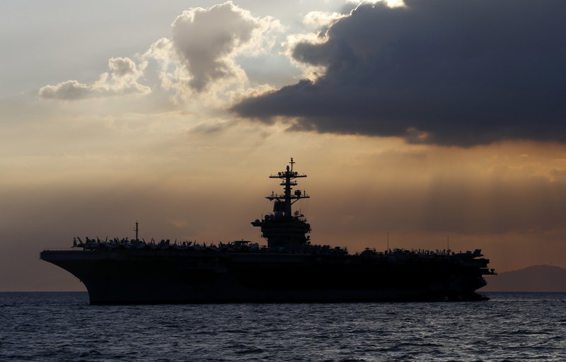 Hình ảnh tàu sân bay USS Theodore Roosevelt neo đậu ngoài khơi vịnh Manila của Philippines, hiện nay con tàu đã cập cảng Guam để cách ly các ca lây nhiễm COVID-19 - Ảnh: AP