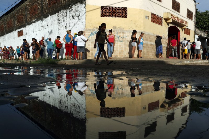 Người dân Paraguay xếp hàng nhận thực phẩm miễn phí bên ngoài trường tiểu học Santa Ana ở Asuncion trong bối cảnh dịch bệnh COVID-19 đang bùng phát ở nước này - Ảnh: AP