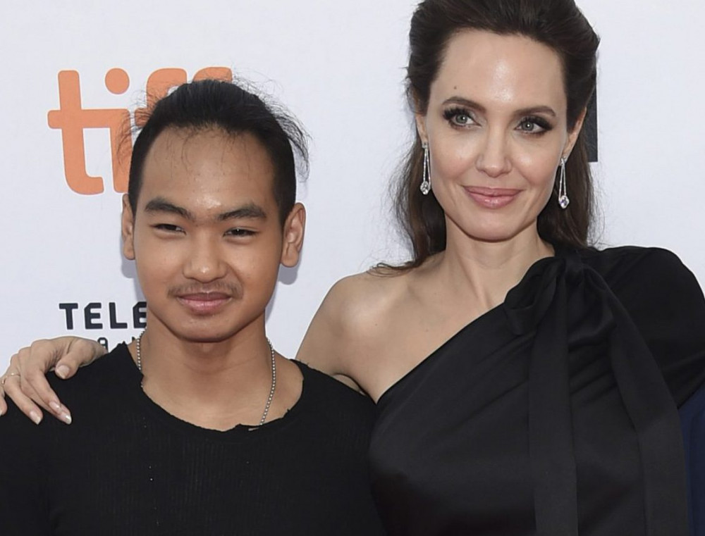 Angelina Jolie và con trai cả Maddox, 18 tuổi.