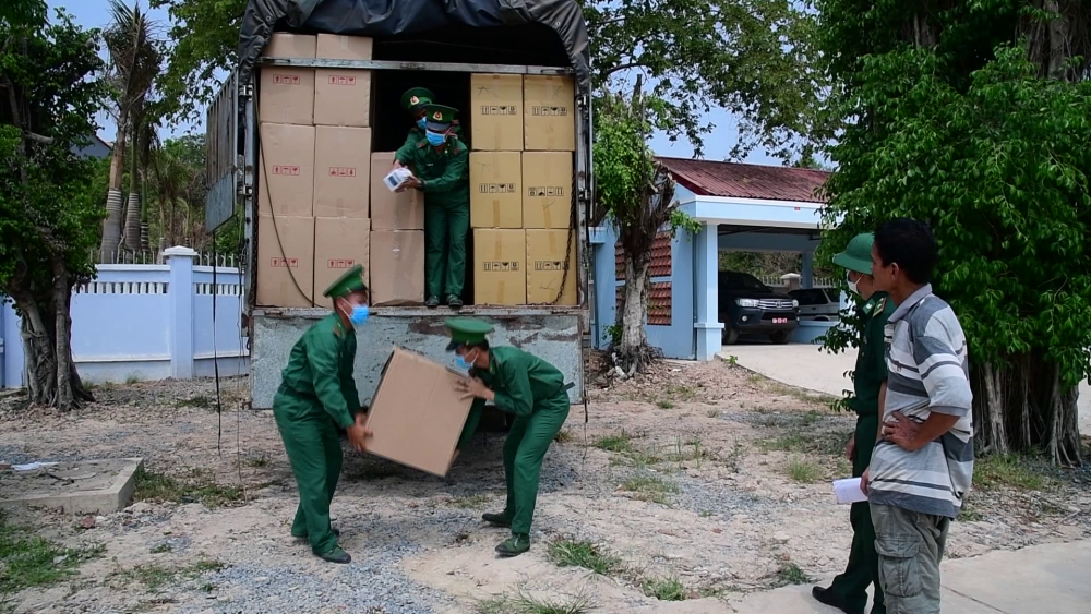 Tại biên giới Tây Ninh, ngoài việc kiểm soát, ngăn chặn tình trạng nhập cảnh trái phép trong mùa dịch thì lực lượng Biên phòng còn phải ngăn chặn tình trạng buôn lậu vật tư y tế, khẩu trang trong mùa dịch. Thời gian qua, Bộ đội Biên phòng Tây Ninh đã phát hiện, bắt giữ nhiều vụ vận chuyển trái phép khẩu trang, thuốc Tây trong mùa dịch.