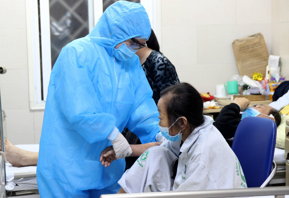Nữ điều dưỡng Thu Hương chọn ở lại Bệnh viện Bạch Mai để chăm sóc người bệnh và sinh con trong môi trường cách ly