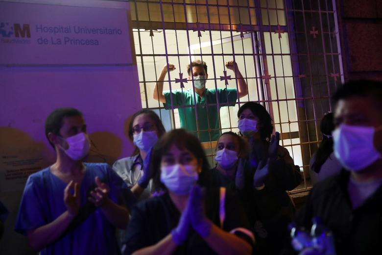 Nhân viên y tế tại bệnh viện La Princesa tự hát để cổ vũ tinh thần nhau sau một ngày dài mệt mỏi.