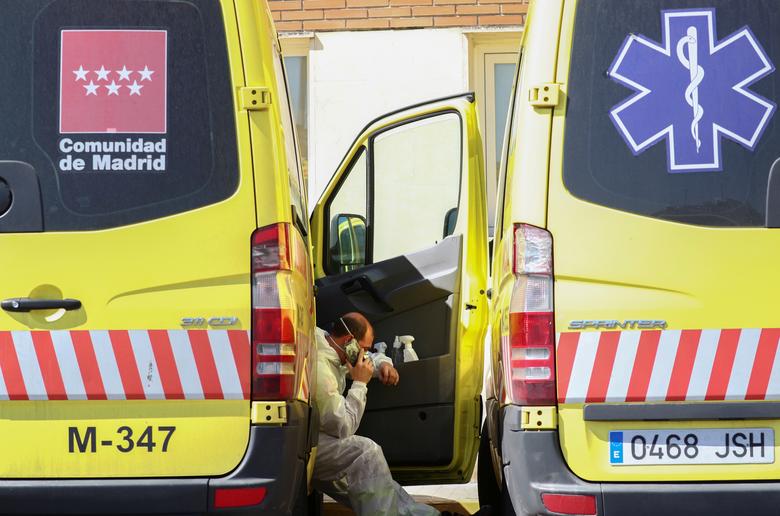 Những tài xế lái xe cứu thương cũng liên tục căng thẳng khi phải di chuyển liên tục để chở người bệnh, người cần cách ly. Trong ảnh, một tài xế có được giờ phút nghỉ ngơi hiếm hoi sau một ngày dài làm việc ở Madrid.