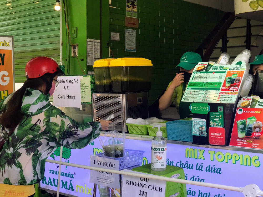 Khách hàng và người bán hoàn toàn không tiếp xúc trực tiếp với nhau dưới hình thức bố trí mua, bán hàng của quán này. Theo quan sát của phóng viên, việc mua bán tại đây diễn ra khá thuận lợi, khách hàng đa số đều là cánh xe ôm công nghệ nên nắm rất 