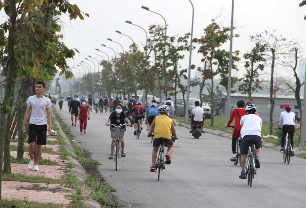 Người dân đổ về hồ điều hòa chạy thể dục, đạp xe mỗi chiều