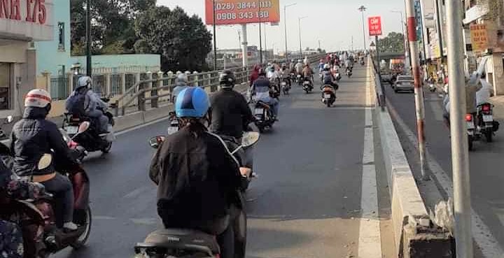 Trên cầu vượt Nguyễn Kiệm, quận Gò Vấp lượng phương tiện đông không khác thời điểm trước khi cách ly toàn xã hội