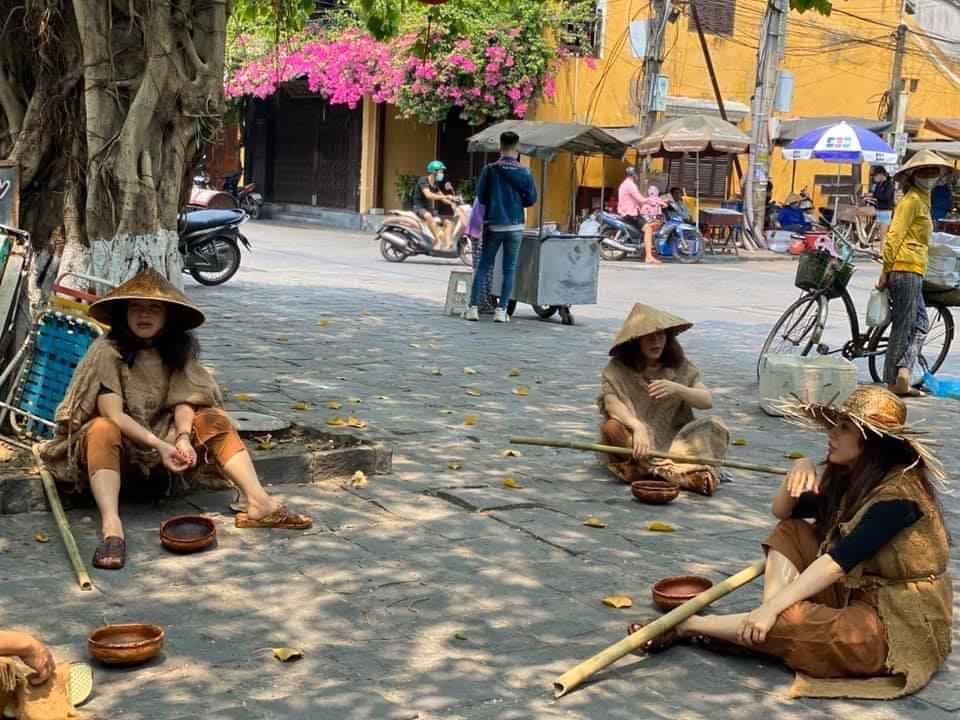 Nhóm người ăn mặc rách rưới, giả làm ăn xin tại 1 ngã 3 ở TP. Hội An