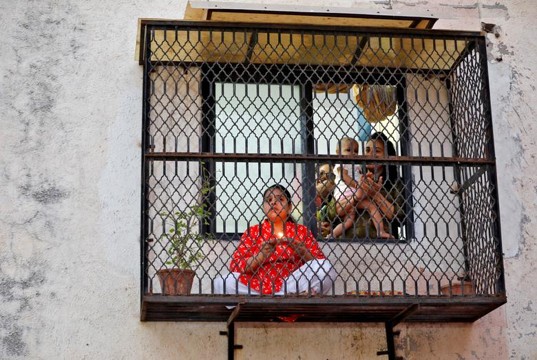 Các tín đồ đạo Hindu ở Ahmedabad, Ấn Độ cầu nguyện từ ban công của nhà trong những 