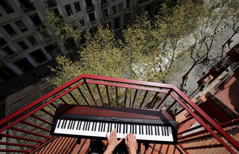 Alberto Gestoso Arce, 37 tuổi (Barcelona, Tây Ban Nha) - một nghệ sĩ piano chơi đàn từ ban công theo các 