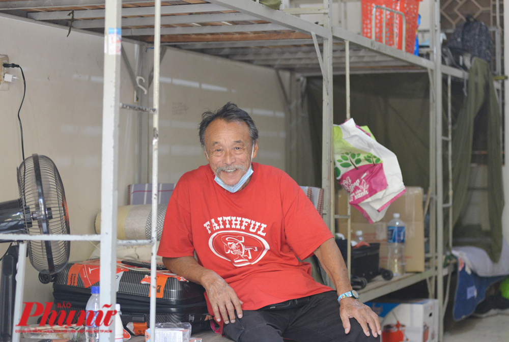 Ông Wayne Frank Chinn (78 tuổi) – cha của đầu bếp nổi tiếng Bobby Chinn trên chiếc giường tại khu cách ly tập trung ở Thủ Đức, TPHCM