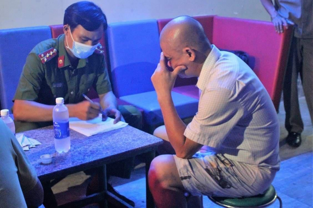 UBND TP. Tam Kỳ hoàn thành thủ tục rút giấy phép kinh doanh với cơ sở mở cửa cho 11 thanh niên vào bay lắc, sử dụng ma túy.