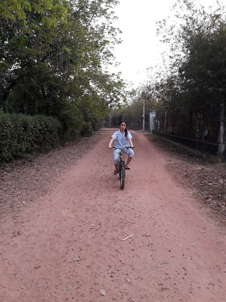 Trên con đường làng, con đã tự đạp xe