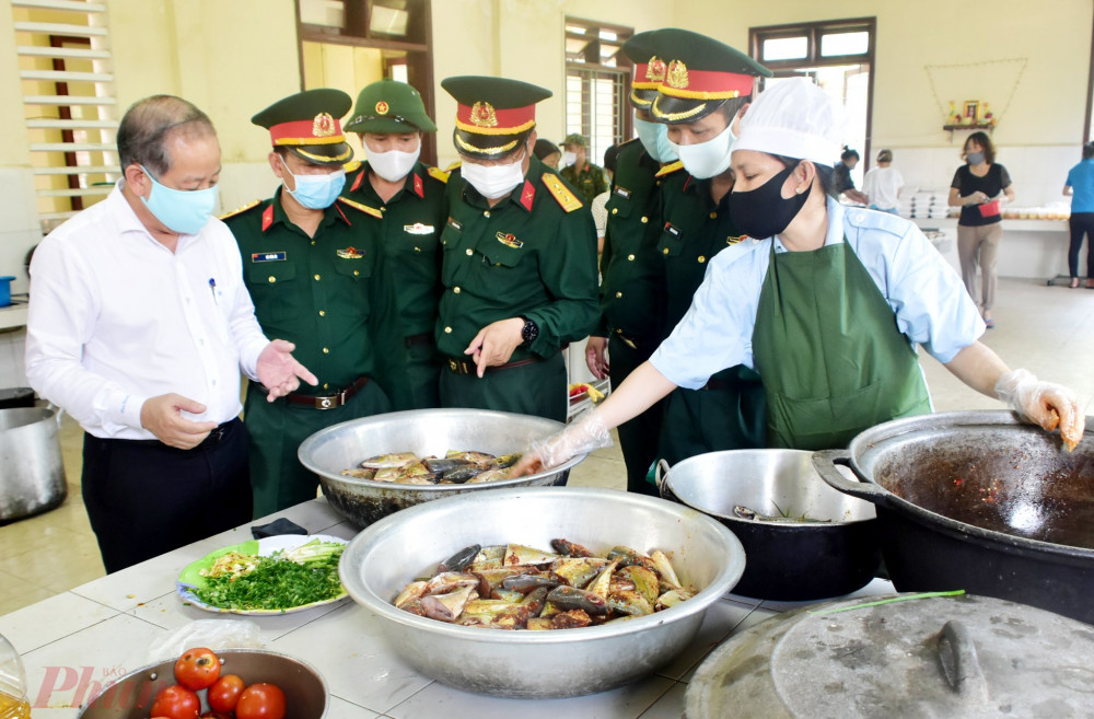 Ông Phan Ngọc Thọ kiểm tra chế độ dinh dưỡng dành cho công dân Việt Nam đang thực hiện cách ly tại Trường Quân sự tỉnh Thừa Thiên - Huế