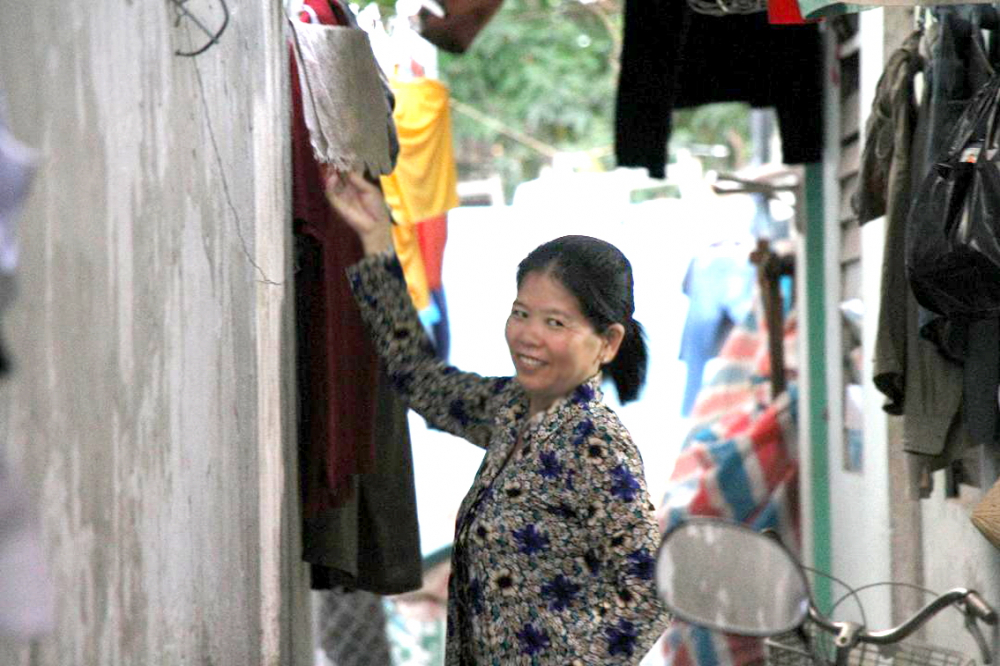 Nụ cười của nữ công nhân khu Cống Lở, P.15, Q.Tân Bình khi được giảm tiền trọ trong tháng Tư