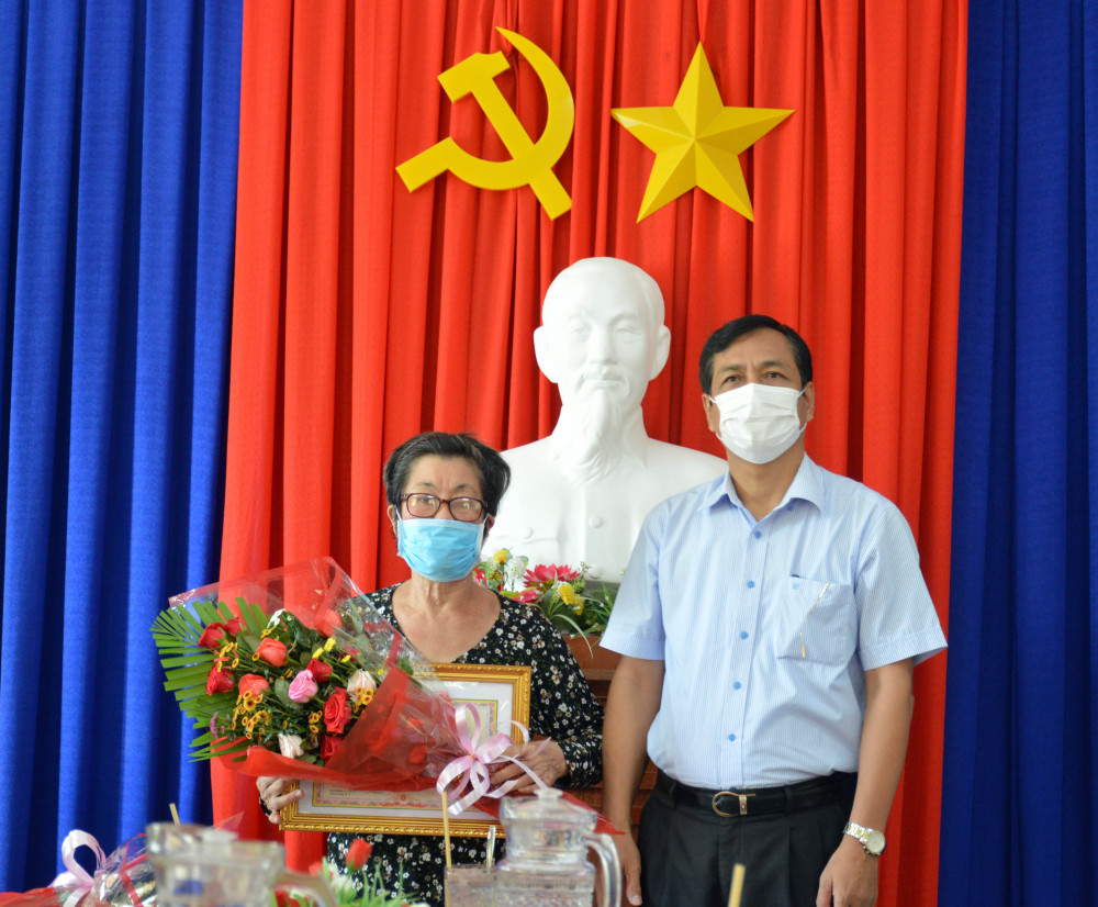 Ông Trần Hồng Quân, Phó Chủ tịch UBND tỉnh Cà Mau, đã trao bằng khen cho các cụ.