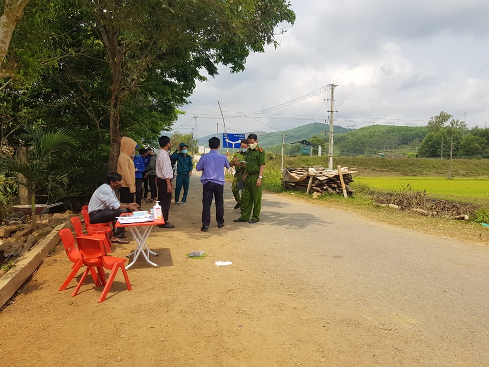 Công an huyện Phú Ninh đang tích cực điều tra về vụ việc 2 thanh niên người địa phương hành hung cán bộ chốt kiểm dịc COVID-19.