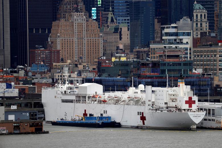 Tàu bệnh viện USNS Comfort đã cập cảng phía Tây Manhattan nhằm hỗ trợ New York trong việc điều trị bệnh nhân.