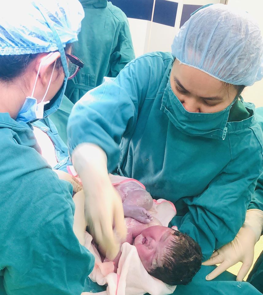 Các bác sĩ mổ bắt thai cho thai phụ 28 tuổi