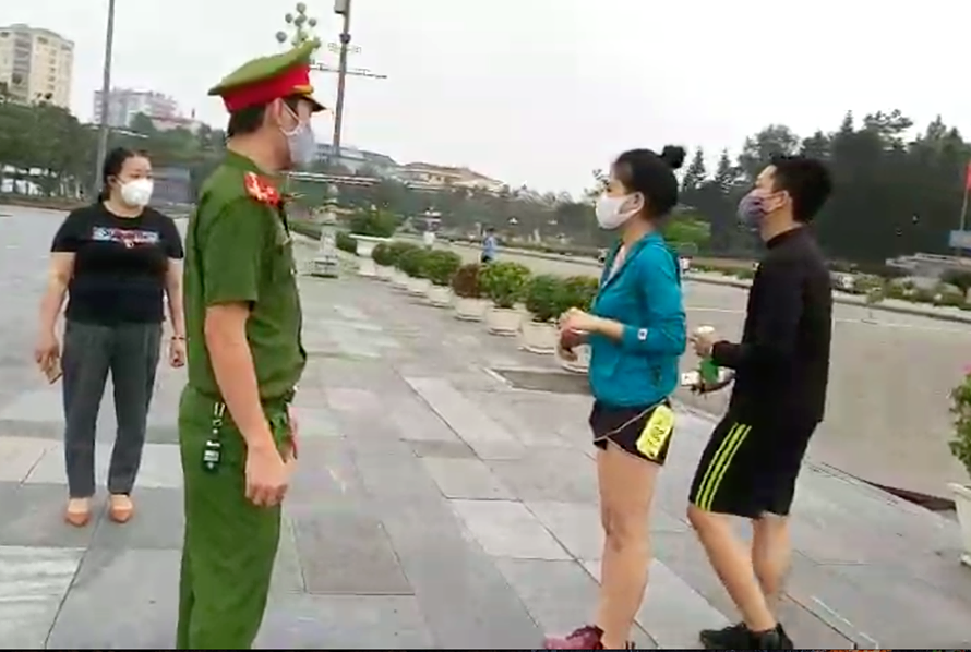 Lực lượng chức năng nhắc nhở, xử phạt nhiều người không đeo khẩu trang khi tập thể dục ở Quảng trường Hồ Chí Minh