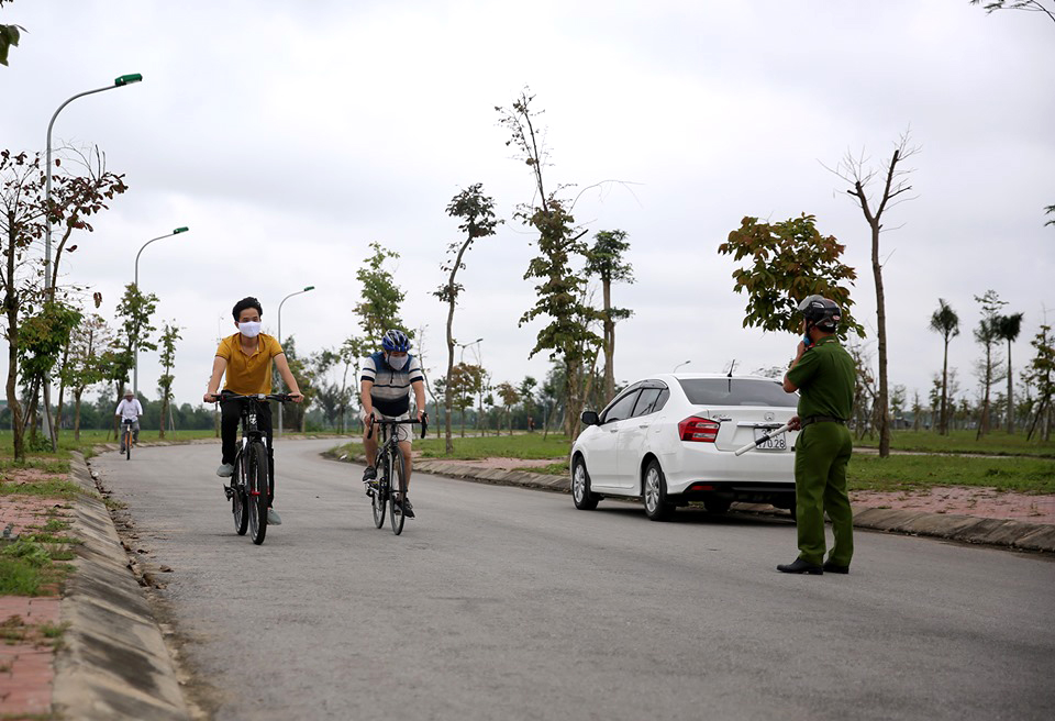 Các tổ công tác xã Hưng Lộc chốt chặn nhắc nhở, yêu cầu người dân tập thể dục ở hồ điều hòa ra về khi