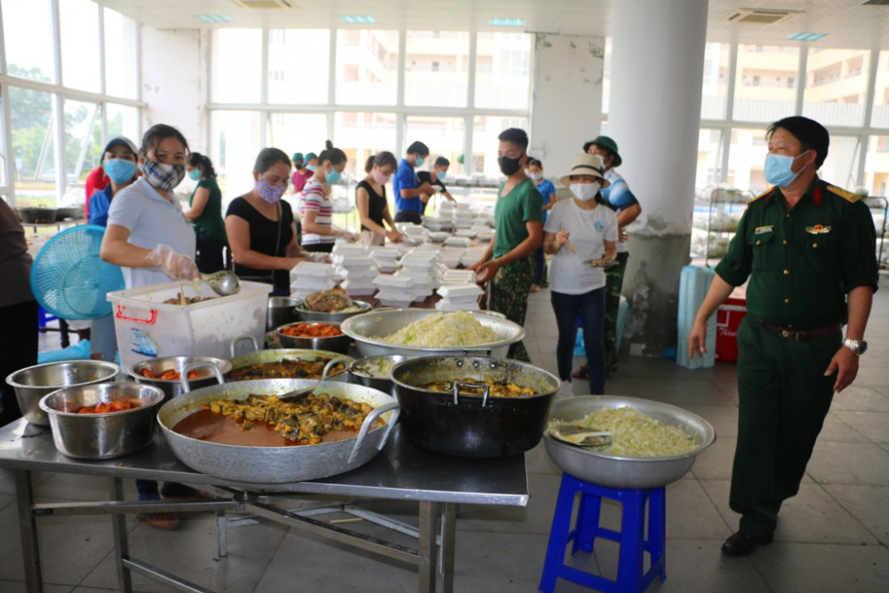 Mỗi ngày các chiên sĩ tại Khu cách ly Ký túc xá - Ngân hàng Công thương Việt Nam tại xã Phú Thượng  phải chăm lo 1506 suất ăn ngày ba bữa