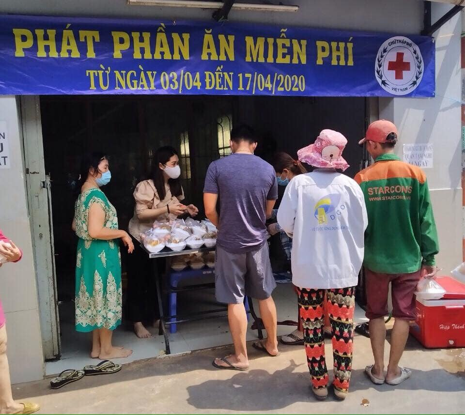 Quán cơm tình thương, phát phần ăn miễn phí của hội viên phụ nữ cùng các nhà hảo tâm được duy trì đến 15 ngày