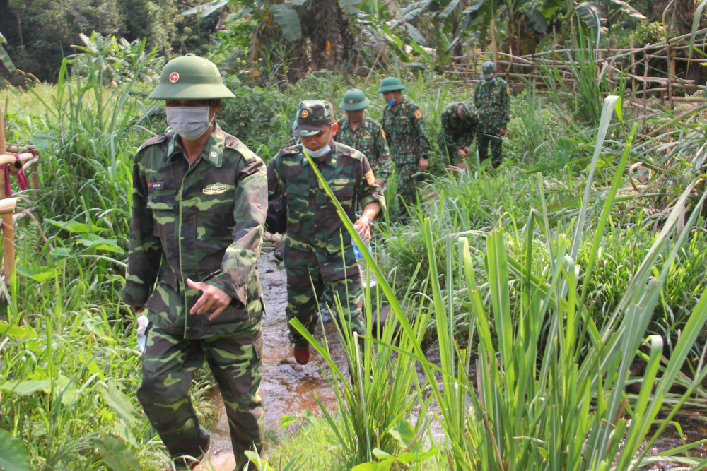 Trung úy Lê Anh Tuấn (27 tuổi, quê Quảng Trị), Đội trưởng đội chốt chặn số 1, nhẩm tính đã ngót ghét hơn 2 tháng anh cùng đồng đội lên đây làm nhiệm vụ. Chốt chặn có 6 cán bộ, chiến sĩ thay phiên nhau canh giữ không có người vượt biên và người dân hai bên khu vực biên giới qua thăm thân trong thời điểm dịch Covid-19 đang diễn biến phức tạp.