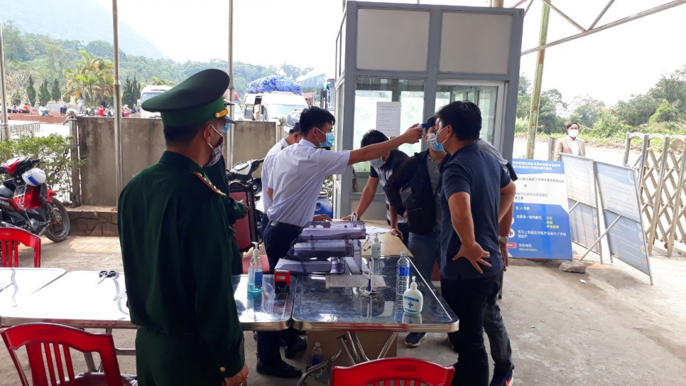 Kiểm tra Y tế  được thực hiện chặt  chẽ tại các cửa khẩu tuyến biên giới Việt -Lào trước ngày thực hiện lệnh tạm ngưng mọi hoạt động xuất nhâp cảnh