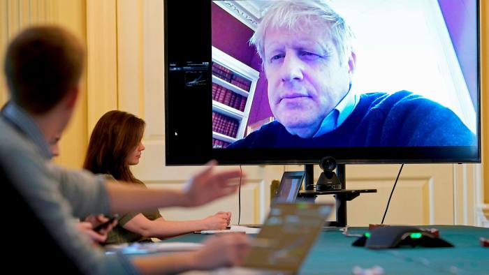 Thủ tướng Anh Boris Johnson điều hành đất nước từ phòng cách ly - Ảnh: AFP