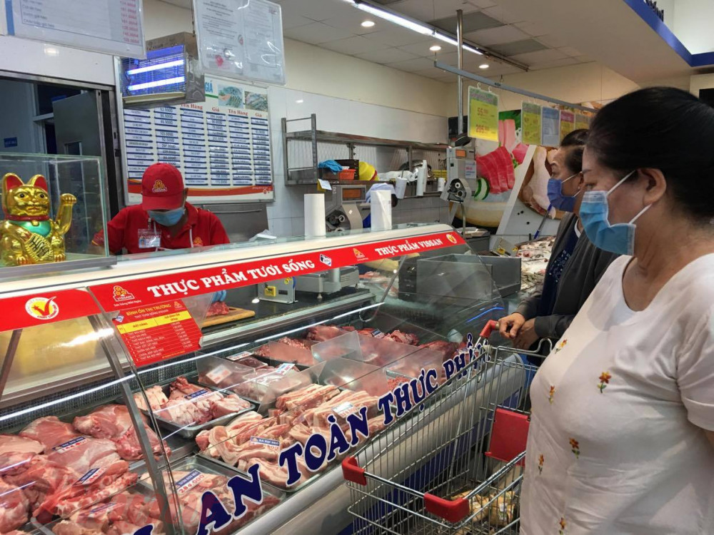 Nhiều mặt hàng thịt heo tại siêu thị đang được giảm giá đến 25%