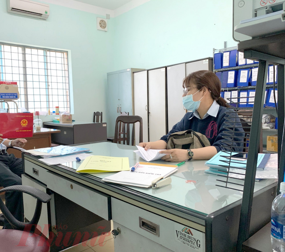 Bà Đinh Kim Loan tại buổi làm việc với thanh tra Sở Y tế Đồng Nai