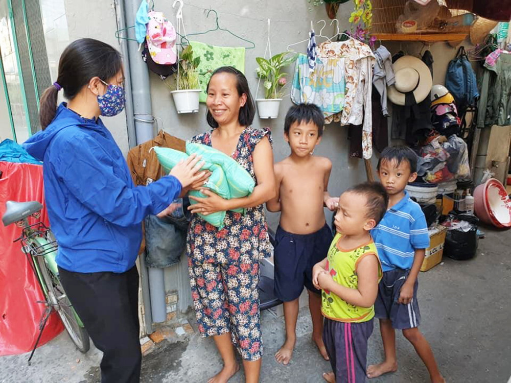 Hội LHPN Q. Bình Thạnh thăm và trao quà cho các hộ phụ nữ khó khăn 