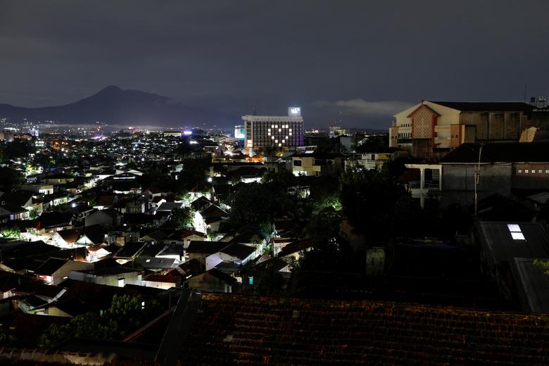 Khách sạn The 101 (Bogor, Indonesia), cho bật đèn ở một số phòng tạo thành hình trái tim để gửi lời tri ân đến đội ngũ y, bác sĩ. 