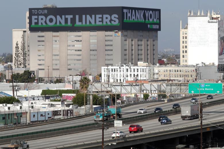Một bảng hiệu quảng cáo bằng màn hình led được sử dụng để gửi lời cảm ơn đến những người đã ở tuyến đầu để chống dịch tại Califonia, Mỹ.