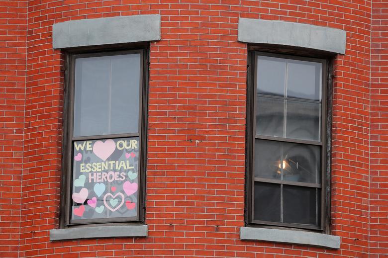 Một gia đình ở Boston, Massachusetts dán dòng chữ thể hiện tình yêu, gọi những nhân viên tuyến đầu chống dịch là anh hùng.