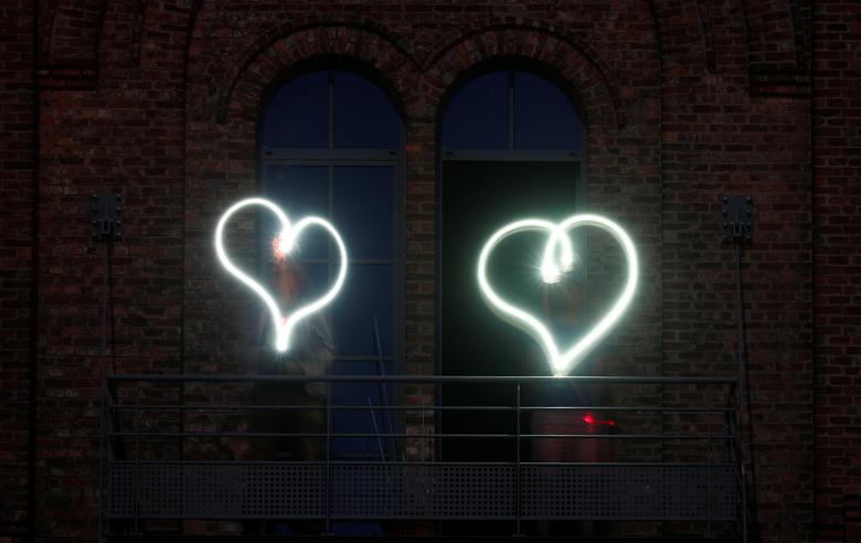 Hai trái tim đươc một gia đình ở Brussels, Bỉ tạo nên từ đèn led đặt ở ban công thay cho lời cảm ơn, tình yêu của họ dành cho đội ngũ y, bác sĩ chống dịch.