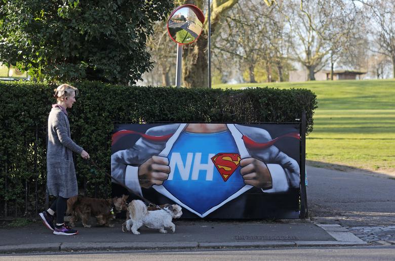 Một bức tranh được đặt sát tường cỏ của công viên Hilly Fields để thể hiện sự tri ân với NHS - dịch vụ y tế quốc gia của vương quốc Anh, đơn vị đã có sự đóng góp tích cực trong thời gian qua để chữa trị, đẩy lùi dịch bệnh COVID-19.